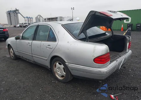 1998 Mercedes-Benz E 320 z USA, uszkodzony, nr VIN WDBJF65F7WA448949